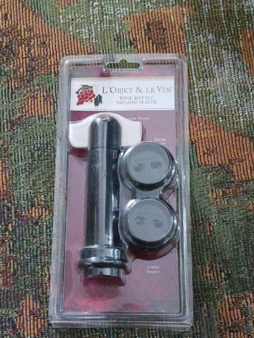 NWT Wine Bottle Vacuum Sealer with two stoppers